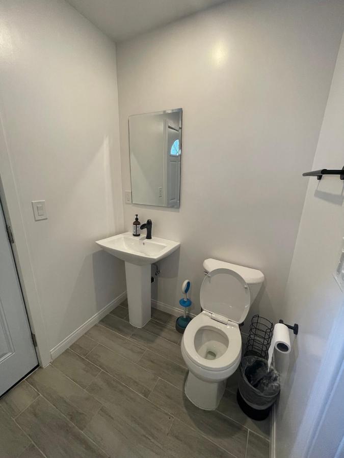 Private Room W/ Private Room Entrance & Free Wifi & Ac & Private Fridge Carson Exterior foto